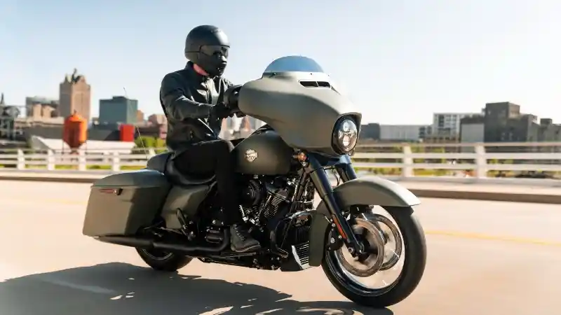 Harley Davidson Street Glide: Motor Ikonik Kenyamanan Maksimal