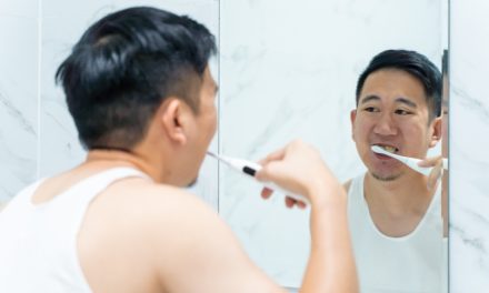 Mual Saat Gosok Gigi Di Pagi Hari, Apa Penyebabnya?